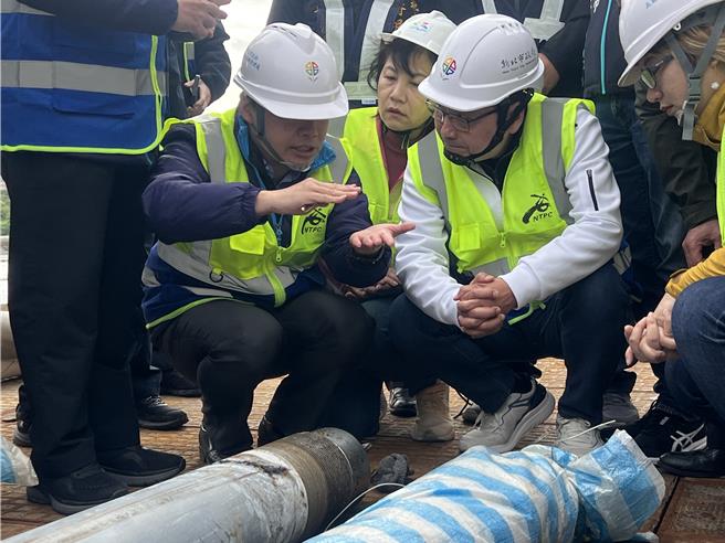 高灘處說明更新吊索的結構。（呂健豪攝）