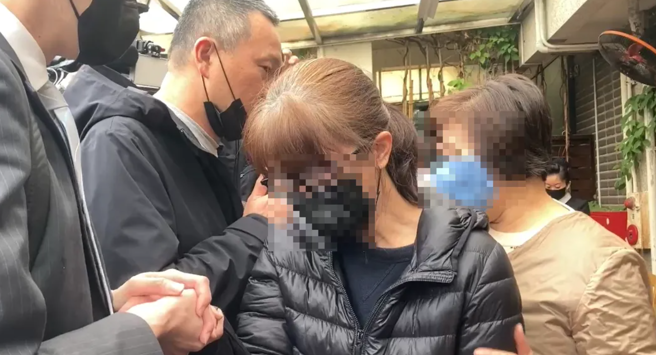 新光三越主管道歉，家属崩溃痛哭。（翻摄中天新闻）