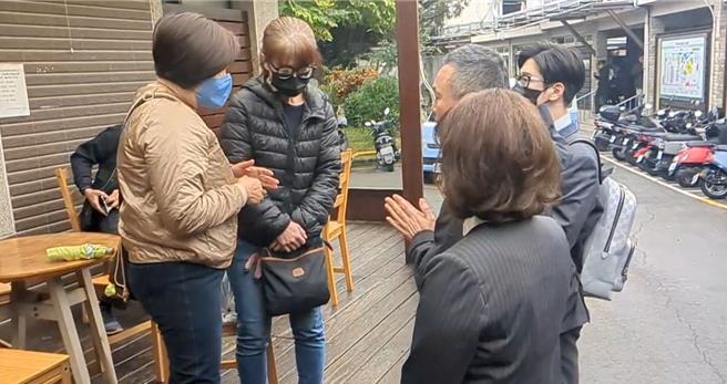 新光三越派员向女楼管家属道歉。（民眾提供／李京升台中传真）