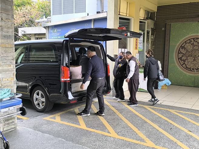 林女遗体送回户籍地新竹。（李京升摄）