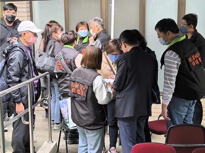 女楼管家属抵达殡仪馆。（李京升摄）