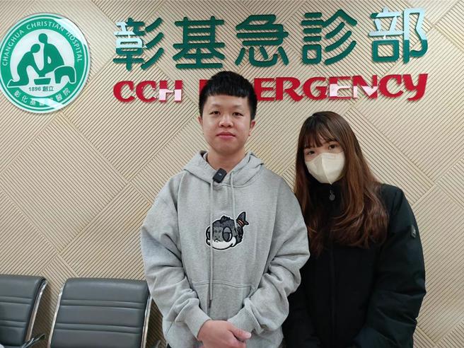 彰基医院急诊护理师苏奕帆、郭芸亘在新光三越气爆发生当下，人正好在现场，立即投入抢救行列，2人还原当下情况。（叶静美摄）