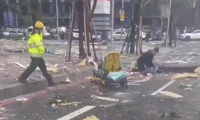 彰基医院急诊护理师苏奕帆、郭芸亘在新光三越气爆发生当下，人正好在现场，立即投入抢救行列。（翻拍自影片）