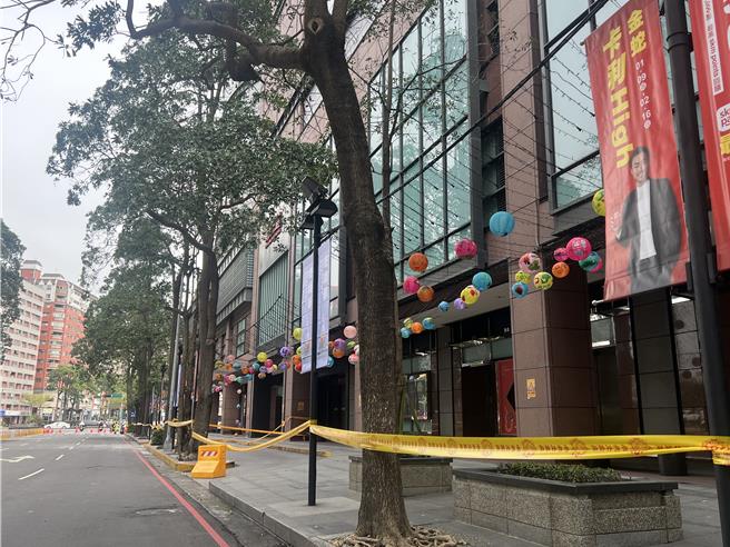 台中新光三越无限期停业，14日周边冷清清，封锁线也还没辙掉。（林欣仪摄）