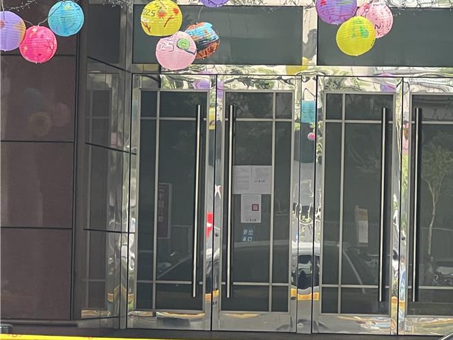 台中新光三越无限期停业，都发局在门口张贴停业告示。（林欣仪摄）