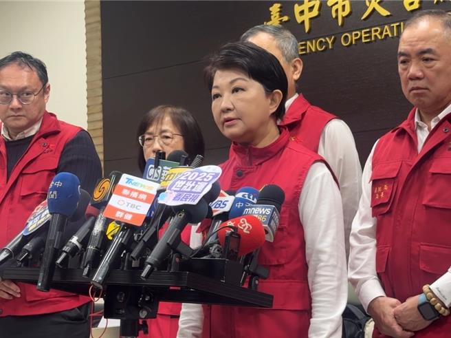 台中新光三越氣爆釀4死34傷悲劇，台中市長盧秀燕14日指出，已要求新光三越即日起進行兩件事，第一，成立受害者服務窗口，且必須公布聯絡方式和主責人員，第二則要求新光三越每日都必須露面，向大眾說明災後相關處理進度。（潘虹恩攝）