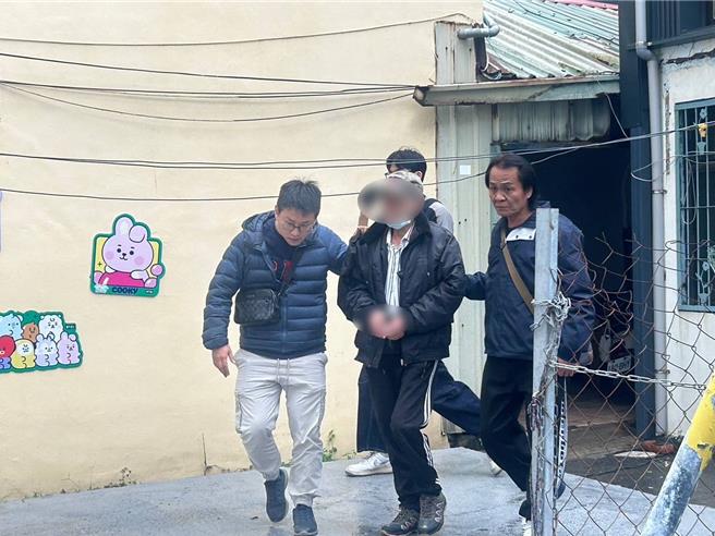 张介宗胞弟（中）13日被警方逮捕。（翻摄照片／洪靖宜高雄传真）