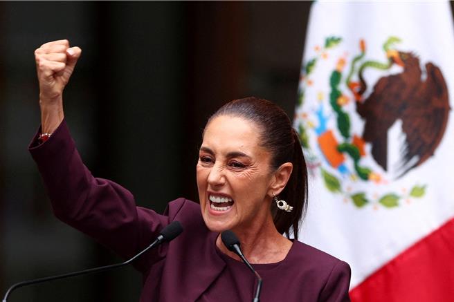 墨西哥总统薛恩鲍姆（图）说服川普，再次缓徵关税。（资料照／路透社）