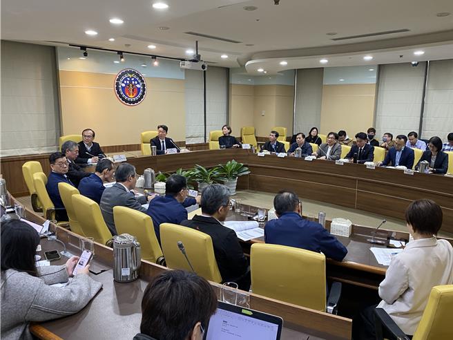 交通部14日邀六都交通局长出席六都道路交通安全座谈会。（蔡明亘摄）