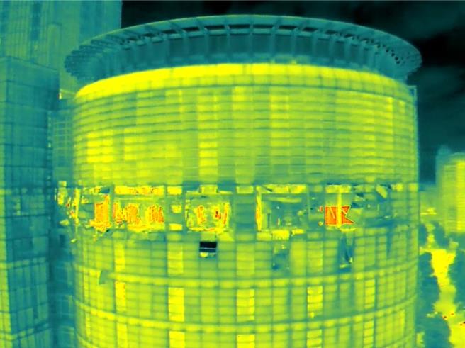 台中新光三越昨氣爆已釀4死34傷，台中市消防局長孫福佑指出，昨出動空拍熱顯像儀偵測內部狀況，內部溫度僅約19度到24度左右，未發現不同，但據過往經驗，一般氣爆發生都會伴隨火光，人員今進入現場採證送驗。（消防局提供／潘虹恩台中傳真）