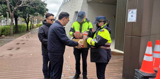 桃园警分局王智民分局长带着咖啡跟暖暖包慰问执勤辛劳。（翻摄画面）