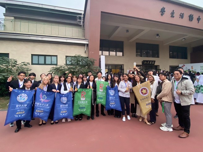 义守大学积极参与国际交流活动，不仅加强学生的英语沟通与表达能力，更彰显学生在语言优势、跨域整合及社会责任上的卓越表现。(照片/义守大学提供)