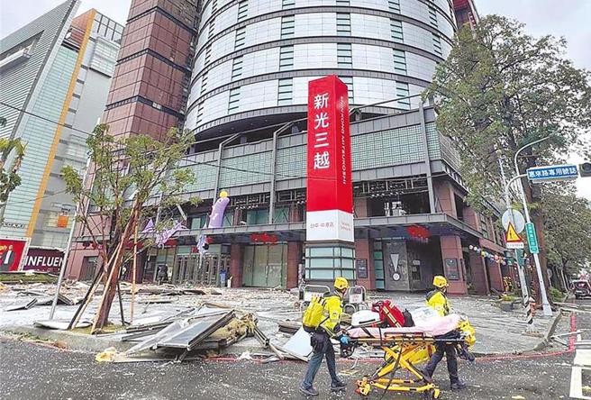 專家指出，災難不會只影響遭難的人，連帶目睹的人也會受影響，尤其是人格特質偏焦慮、敏感度高的人。圖為台中新光三越氣爆現場。（示意圖／本報資料照）
