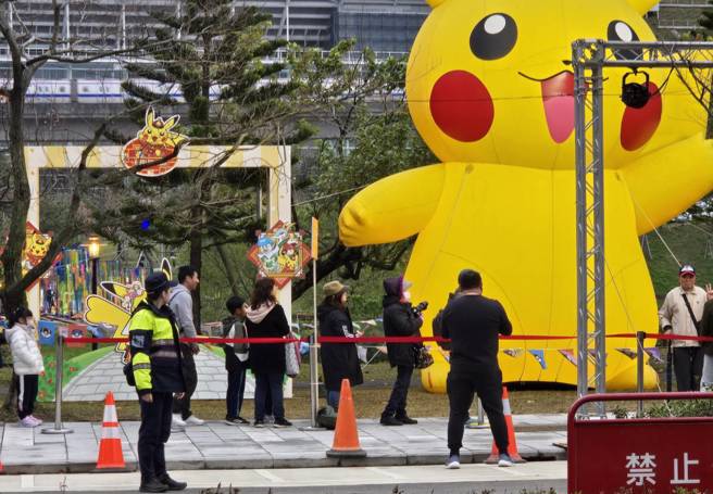 桃园分局员警加强皮卡丘及卡比兽灯区安全巡守工作。（翻摄画面）