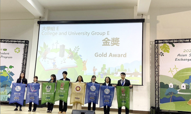 义守大学携手日本立命馆大学、日本京都女子大学以及菲律宾理工大学等跨国团队，以「净零绿生活」议题，夺下第25届ASEP的3项金奖。(照片/义守大学提供)
