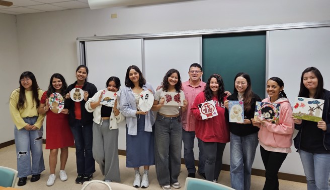 荣获金奖来自宏都拉斯的苏安雅(右二)，在校内举办旧衣艺术创作工作坊，将废弃物创造再生价值并融合文化导向的新艺术。(照片/义守大学提供)
