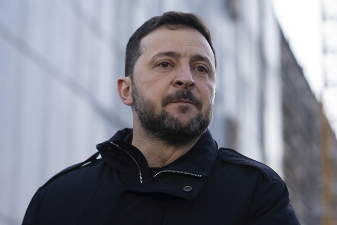 乌克兰总统泽伦斯基（Volodymyr Zelensky）2月13日在赫梅利尼茨基核电厂（Khmelnytskyi Nuclear Power Plant）前发表谈话的神情。（美联社）