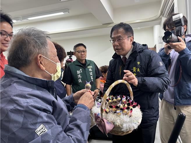 今天刚好西洋情人节，市长黄伟哲在现场发送巧克力。（曹婷婷摄）