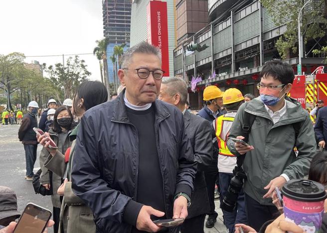 新光三越总经理吴昕阳事发后立即赶赴意外现场，并于隔日向全台员工发表声明。（林欣仪摄）
