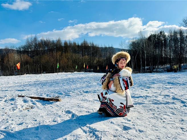 子轩把小白狐抱在怀中。（中视提供）