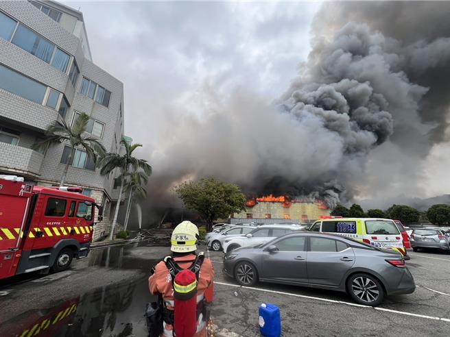 新竹市香山區矽膠製品公司11日上午11點多發生火警，截至下午1點多火勢仍未撲滅。（新竹市政府提供／王惠慧新竹傳真）