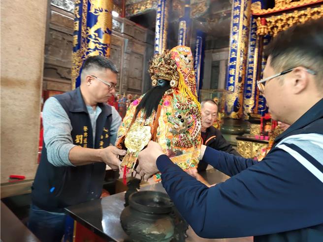 「五股開台尊王」信仰文化以鄭成功為信仰核心，由雲嘉5股13庄輪流恭拜，14日在四湖鄉海清宮舉行神器及金牌點交儀式，記錄傳承鄭成功的開台歷史。（張朝欣攝）