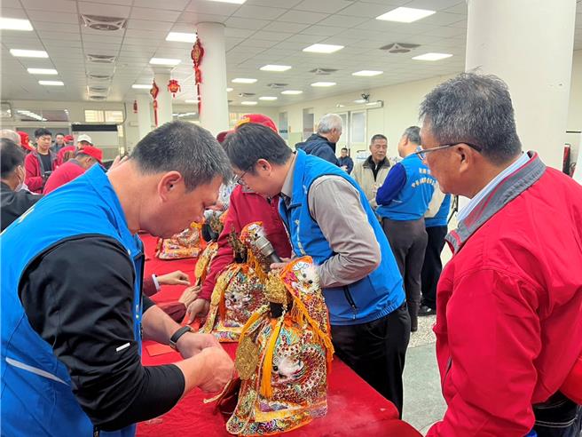 「五股開台尊王」信仰文化以鄭成功為信仰核心，由雲嘉5股13庄輪流恭拜，14日在四湖鄉海清宮舉行神器及金牌點交儀式，記錄傳承鄭成功的開台歷史。（張朝欣攝）