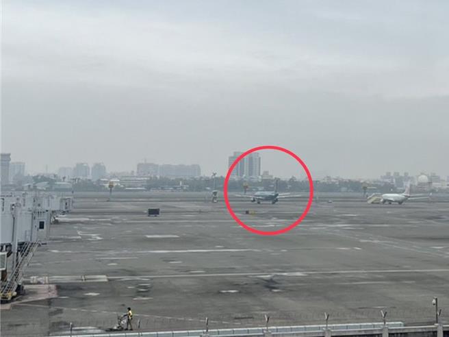 高雄小港机场原定今（14）日上午8点40分起飞的越南航空VN587飞往河内的航班，疑似因航机出现故障讯号取消航班返回机坪检修，机上123名旅客退关等候安排。（民眾提供／任义宇高雄传真）