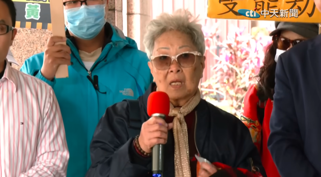 罢免绿委黄捷的领衔人、83多岁阿嬷说明罢免理由。(截自中天新闻)