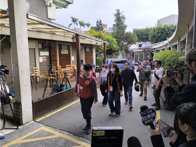 澳门红十字会、翻译等人员先抵达殡仪馆。（李京升摄）