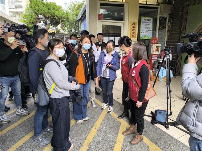 澳门红十字会、翻译等人员先抵达殡仪馆。（李京升摄）