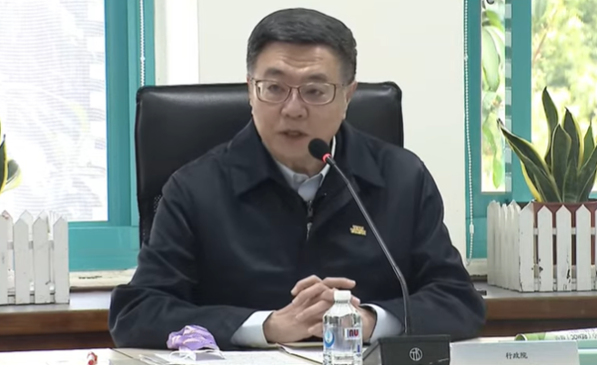 卓荣泰听取新光三越气爆简报 。(翻摄自中天新闻)