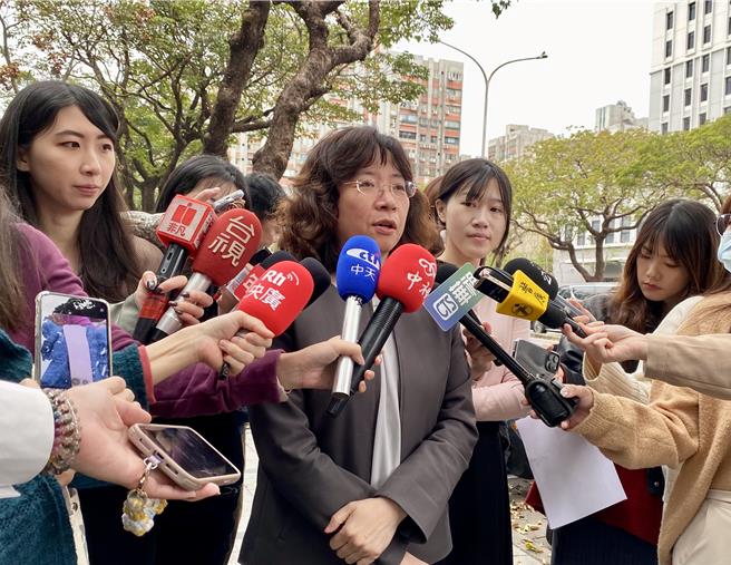 民航局長何淑萍14日說明國際線運量將恢復疫前水準。（蔡明亘攝）