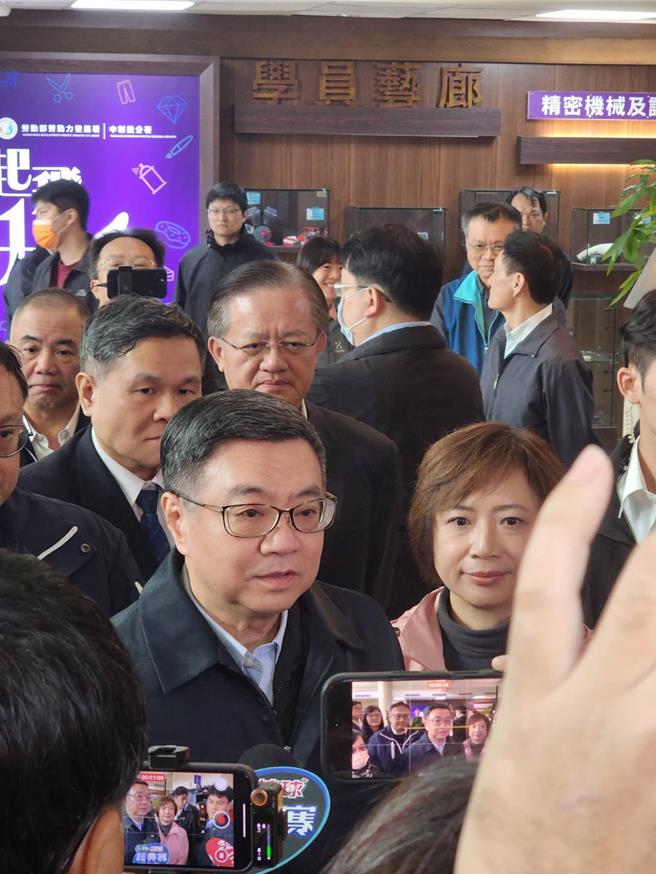 行政院长卓荣泰14日到台中了解新光三越气爆事件处理情形。（林欣仪摄）