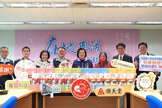 为弱势进补送暖，新北中医师公会捐赠千份药膳包。（新北市社会局提供）