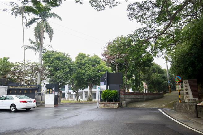 造桥国中门口长期交通拥挤，尖峰时段人车争道问题严重，影响师生安全。为改善通行环境，造桥乡公所规画「永续提升人行安全计画」，将改善通学步道并开通新路径，以纾解交通压力，提升学区基础设施。（吕丽甄摄）