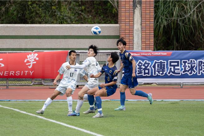 铭传大学与日本中京大学14日举办台日国际足球友谊赛，除促进跨国体育交流，更成功打造全台第一场碳中和足球赛。根据铭传大学碳足迹估算，此次赛事碳排放量约为4.252 tCO₂e，透过产学合作伙伴漾拓国际赞助的5 tCO₂e Verra VCS 认证高品质碳权，全额抵消碳排放。（图／校方提供）