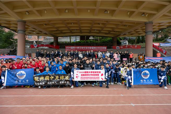 铭传大学与日本中京大学14日举办台日国际足球友谊赛，除促进跨国体育交流，更成功打造全台第一场碳中和足球赛。根据铭传大学碳足迹估算，此次赛事碳排放量约为4.252 tCO₂e，透过产学合作伙伴漾拓国际赞助的5 tCO₂e Verra VCS 认证高品质碳权，全额抵消碳排放。（图／校方提供）