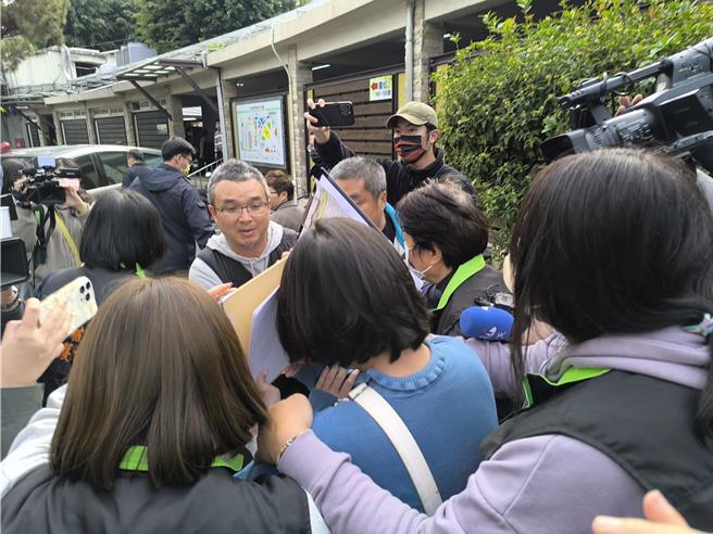 澳门亲友完成相验程序。（李京升摄）