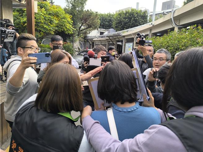 澳门亲属以文件夹遮住脸部，不愿受访。（李京升摄）