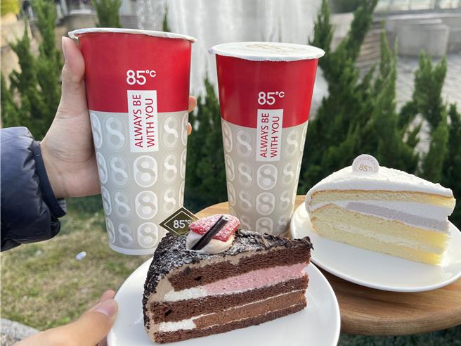 「85度C」推出「宠爱久久」套餐，民眾到店消费，选定59到62元切片蛋糕一片，搭配50元指定饮品，优惠价99元。（图／85度C）