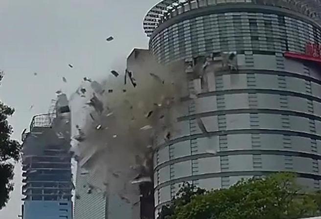 台中西屯区新光三越百货13日惊传气爆，澳门邓姓家族四代七口欢喜来台游玩，竟遭横祸。（图／简铭柱翻摄）