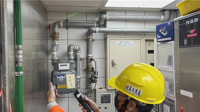 屏东县长周春米14日指派相关局处至太平洋百货及环球百货的美食街进行联合稽查，以确保公共安全。（谢佳潾摄）