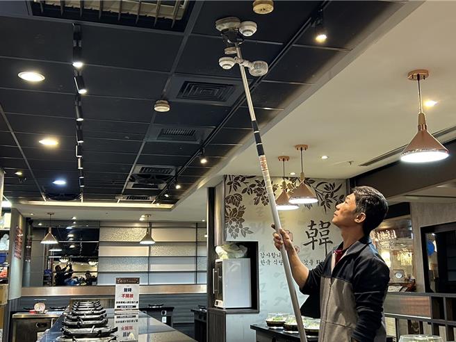 屏东县长周春米14日指派相关局处至太平洋百货及环球百货的美食街进行联合稽查，以确保公共安全。（谢佳潾摄）