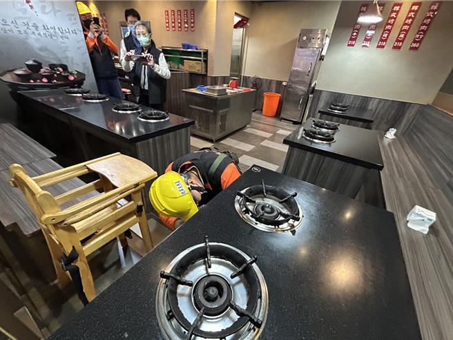 屏东县长周春米14日指派相关局处至太平洋百货及环球百货的美食街进行联合稽查，以确保公共安全。（谢佳潾摄）