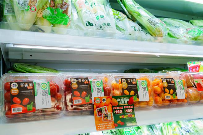 高雄市政府農業局首度攜手連鎖超市聖德科斯，嚴選美濃、路竹、阿蓮及旗山等地農民栽種的「喜番茄」，主打產地直送、產銷履歷認證，正式登陸全台113間聖德科斯門市及品牌購物網販售。（高雄市農業局提供／林雅惠傳真）