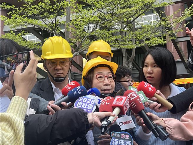 新光三越營業本部長曹美虹14日哽咽說明氣爆事件後續，引起民眾討論。（圖／林欣儀攝）