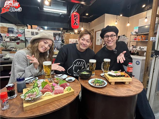 朵拉（左起）、威廉、風田在日本北九州錄製《食尚玩家》。（TVBS提供）