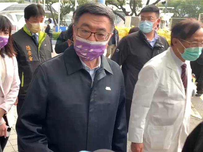 台中新光三越气爆酿4死35伤，其中澳门来台旅游的1家7口路过遭砸中，传出2死5伤悲剧。行政院长卓荣泰14日赴前往澄清医院中港院区探视伤者，他指出，目前澳门阿祖心情平稳，虽痛苦但面带笑容，他表达最大关心。（民眾提供／潘虹恩台中传真）