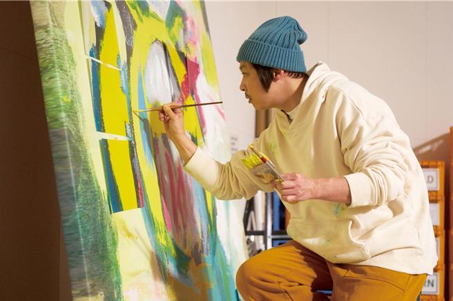 堂本刚在片中亲自用左手画了无数个圆圈。（天马行空提供）